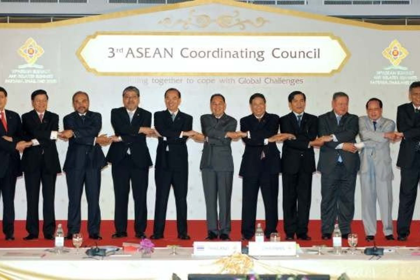ASEAN valstybių vadovai susitikę susikabino rankomis.