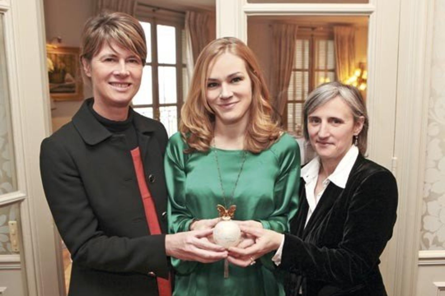 Iš kairės: kvepalų namų „Annick Goutal“ prezidentė Brigitte Taittinger, aromatų kūrėja Camille Goutal ir „nosis“ Isabelle Doyen.