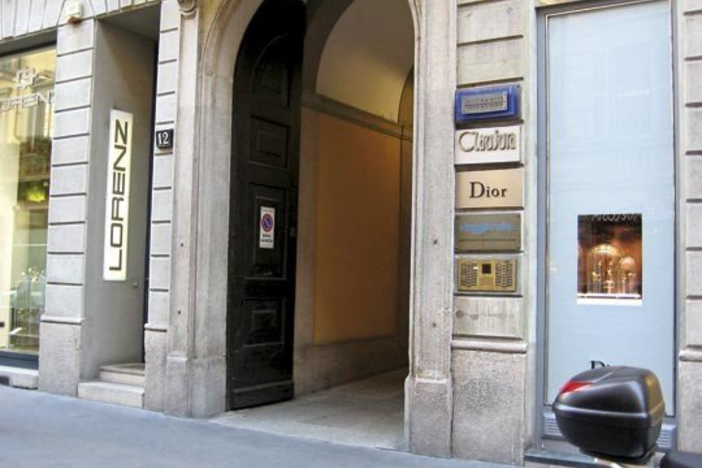 Įėjimas pas Montenapoleonės gatvės dešrininką įsispraudęs tarp „Prada“ ir „Dior“ salonų.