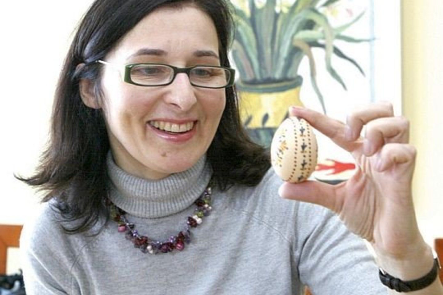 V. Skibiniauskaitė sukūrė savitą kiaušinių marginimo būdą, kai natūralios spalvos lukštas išpiešiamas spalvoto vaško tautiniais ornamentais.