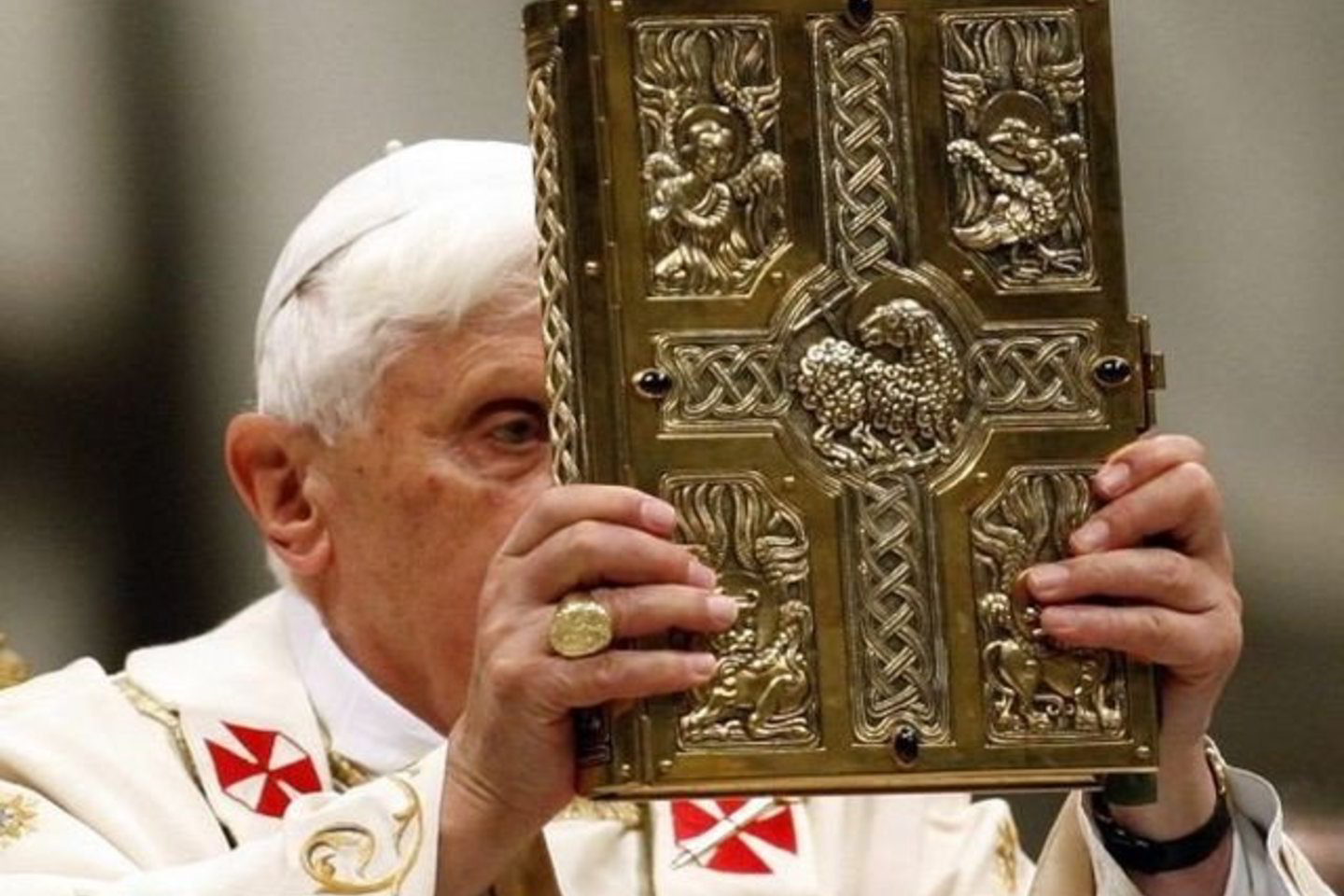 Sakydamas pamokslą popiežius Benediktas XVI paaiškino, kad šviesa yra Dievo simbolis.
