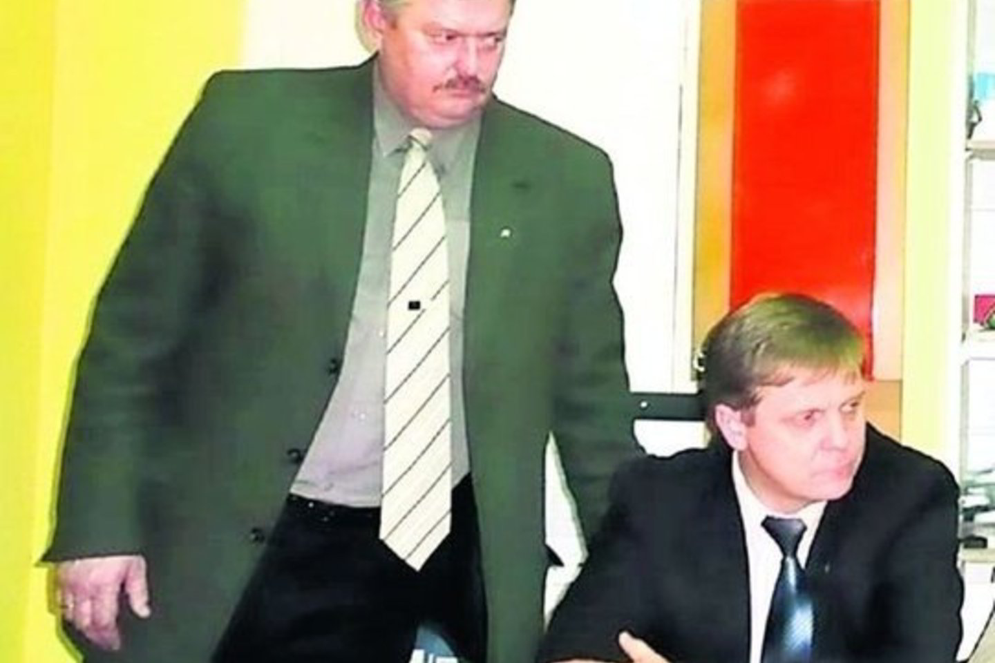 Tėvynės sąjungos Utenos regiono vadybininkui G.Gaižauskui (kairėje) sušvelninta kardomoji priemonė.