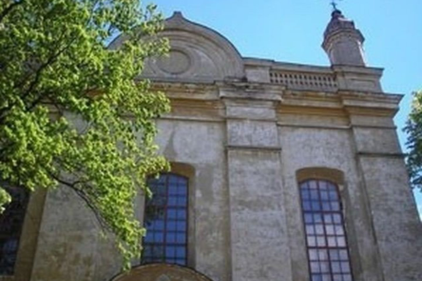 Šiandien Švč.Trejybės bažnyčios viduje griūva pūvantys pastoliai.