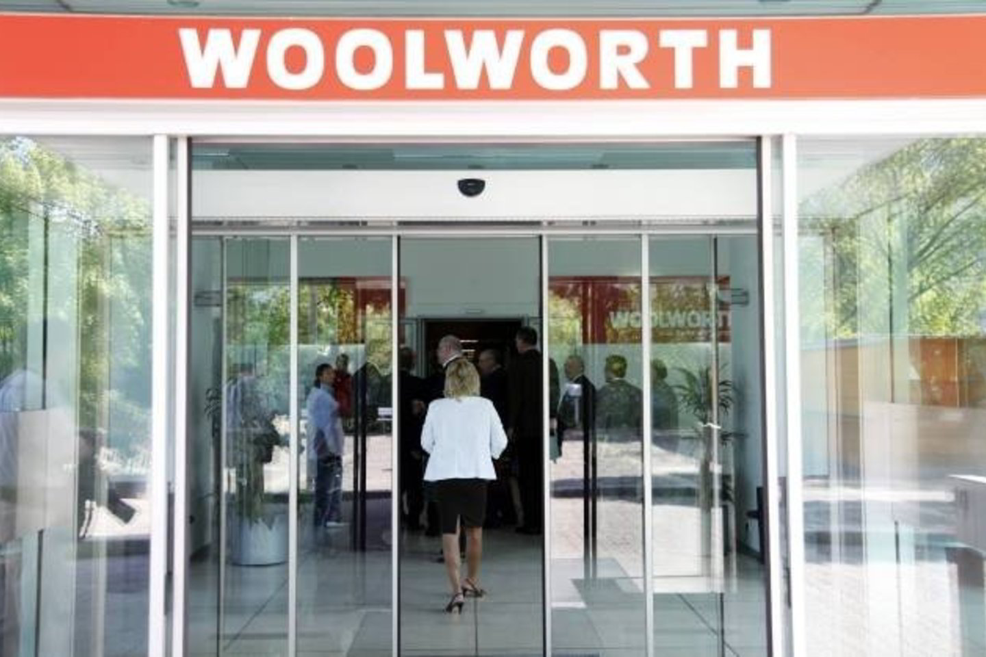 „Woolworth Germany“ bankrutavo, nes pasaulinė ekonominė krizė labai nusmukdė vartojimo išlaidas Vokietijoje.