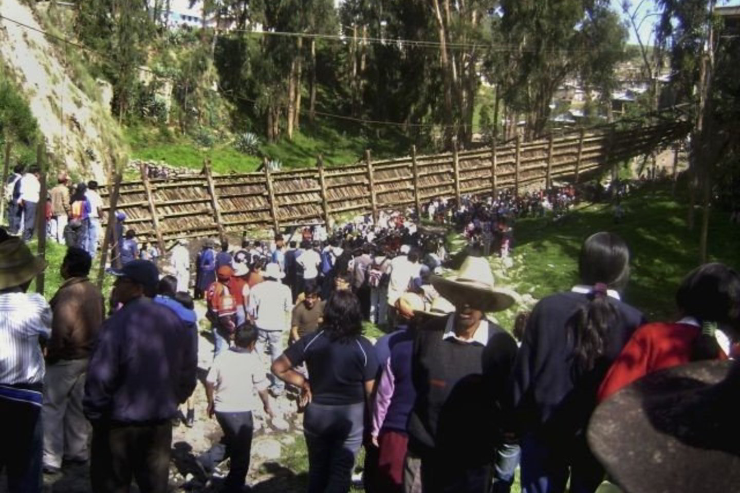 Peru nugriuvo kabantis tiltas, ant kurio tuo metu buvo vaikų.