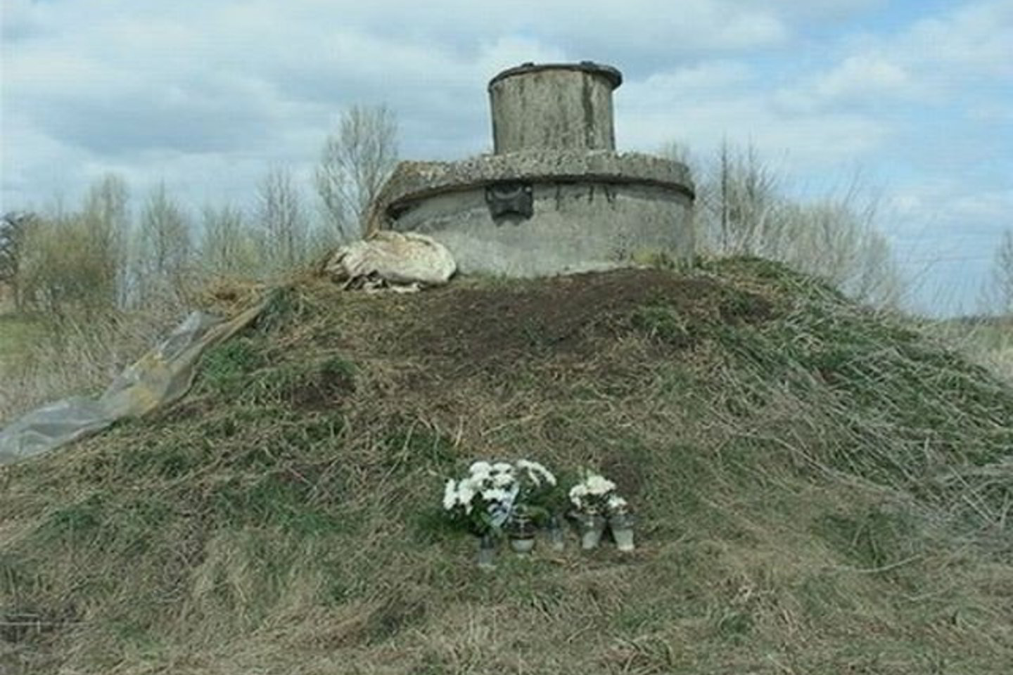 Vietą, kur įvyko nelaimė, žymi degančios žvakės ir gėlių krepšelis.