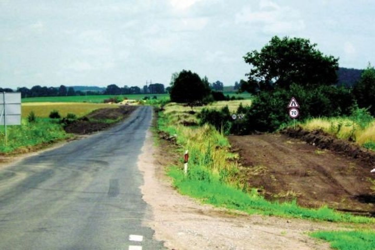 Teismo nuomone, vairuotoja pagrįstai galėjo manyti, kad šie ženklai riboja greitį ne tame kelyje, kuriuo ji važiuoja.