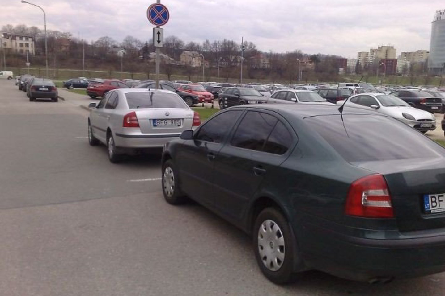 Aukštų pareigūnų automobiliai buvo pastatyti neleistinoje vietoje.