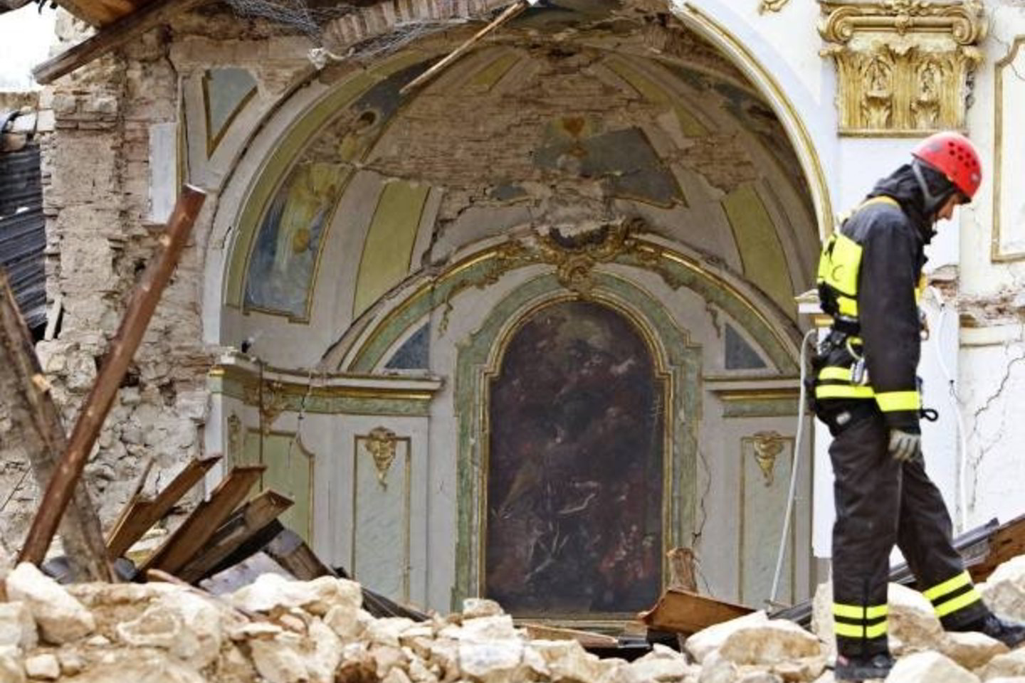 Žemės drebėjimas Italijoje nusinešė šimtus gyvybių.