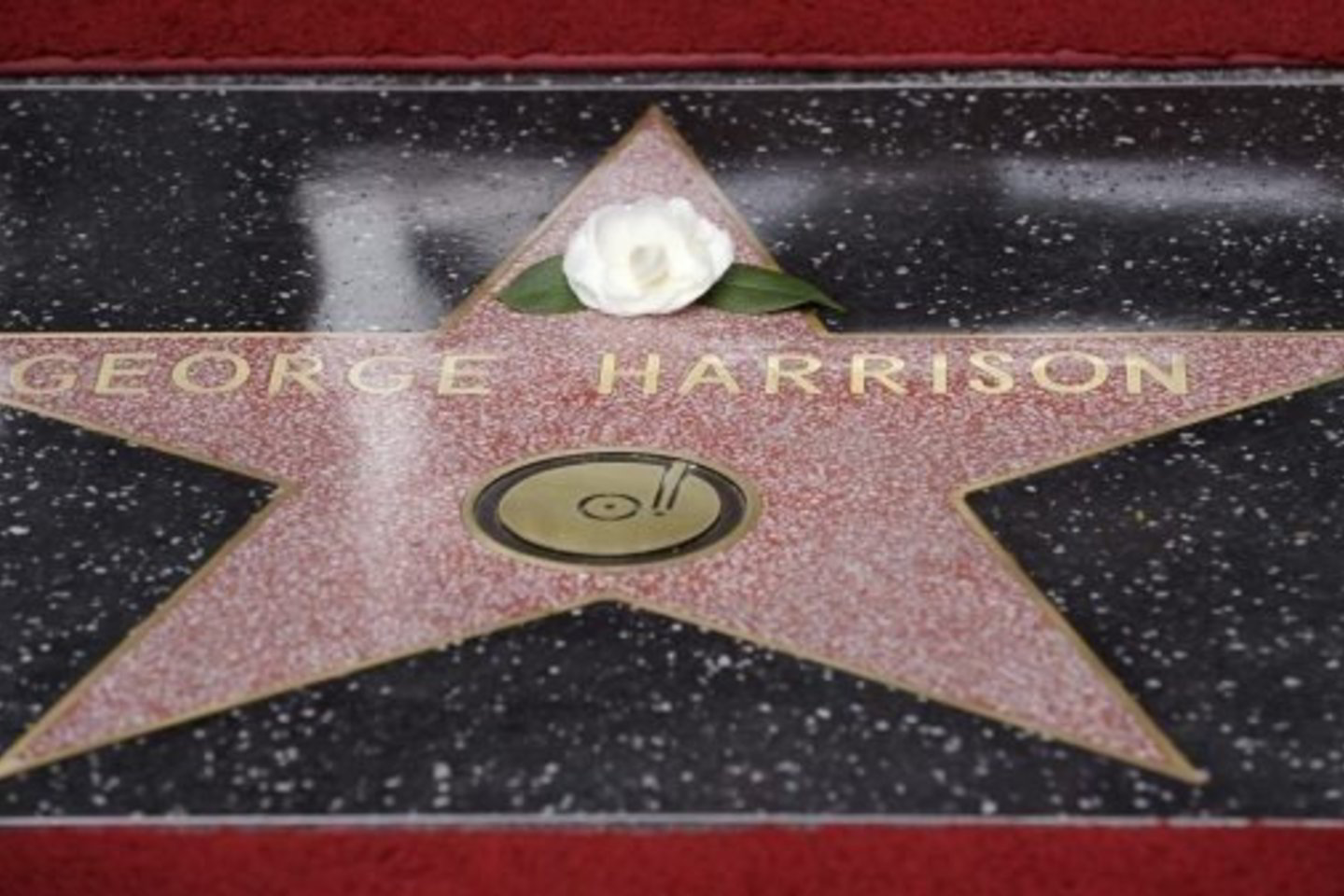 G.Harrisono žvaigždė yra ties garsiuoju „Capitol Records“ pastatu.