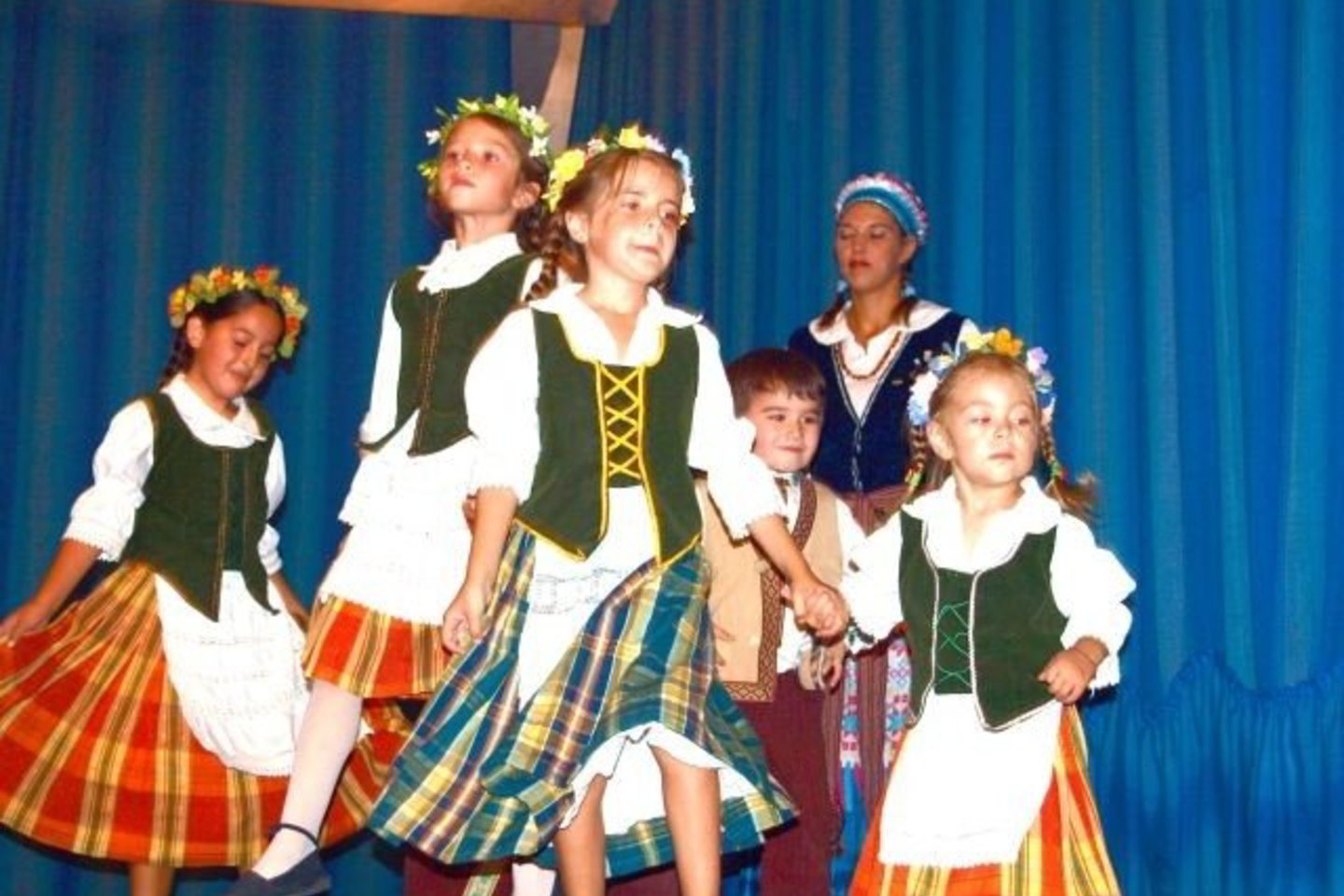 Odisėjos kronikų kamera užfiksavo, su kokia meile tolimojoje Pietų Amerikoje jau kelios kartos puoselėja lietuvybę, kokiomis spalvomis ją papildė Lotynų Amerikos temperamentas.