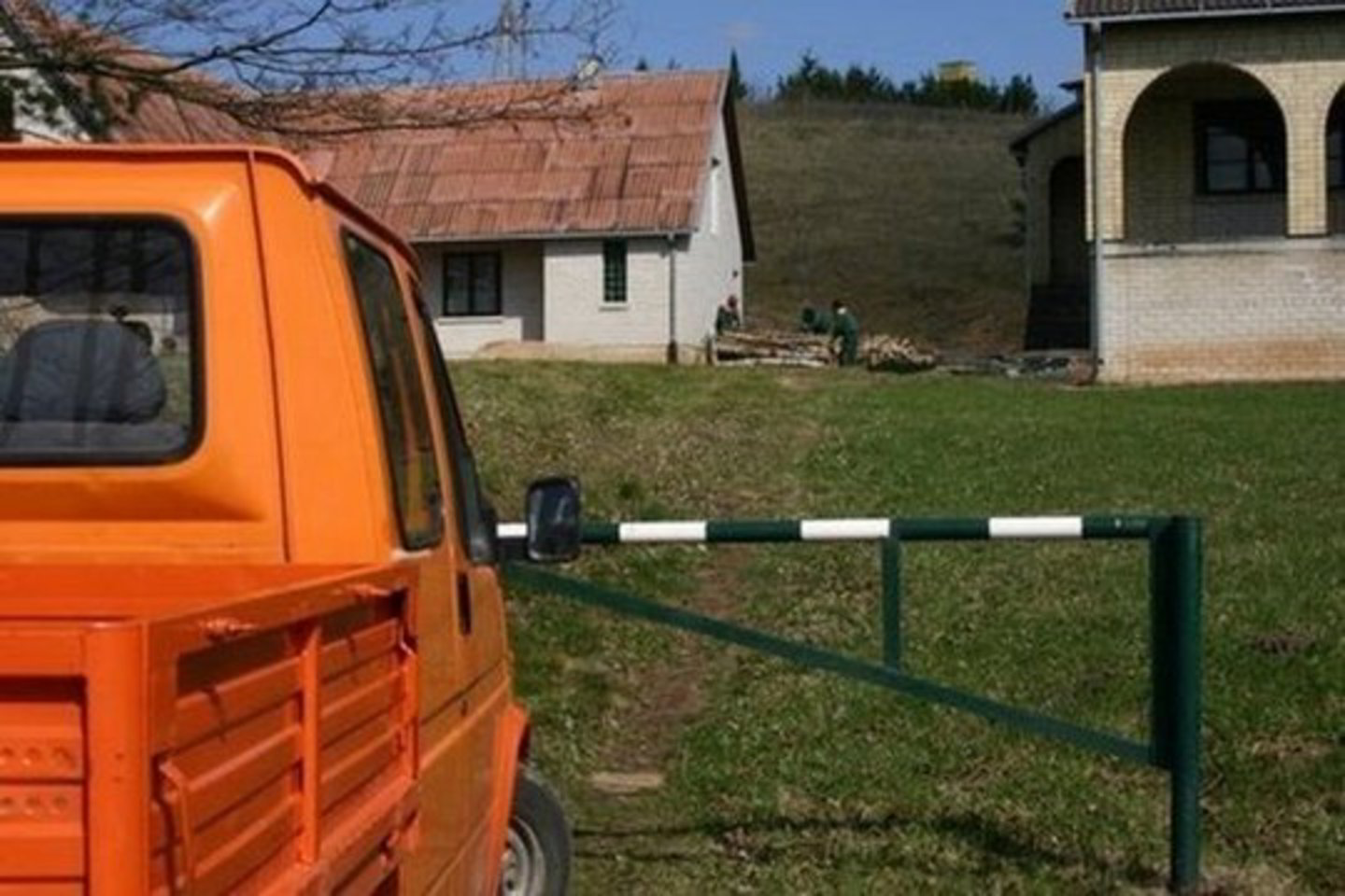 Pats G.Tulaba pateikė savąją tokio pavaldinių darbštumo ir sąžiningumo pateisinimą - supjauti malkas jo įmonėje esančius darbininkus neva nusamdęs G.Tulabos sūnus Aivaras Tulaba.