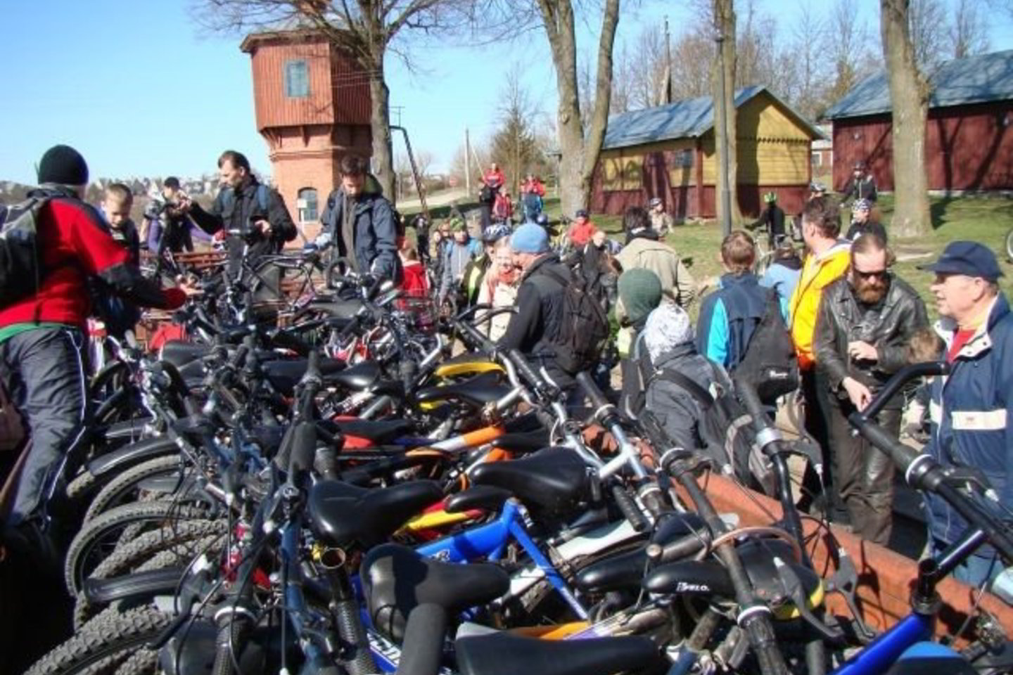 Iš siauruko vagonų išsikrovę dvirates transporto priemones, turistai pasklido po legendines Anykščių apylinkių vietas.