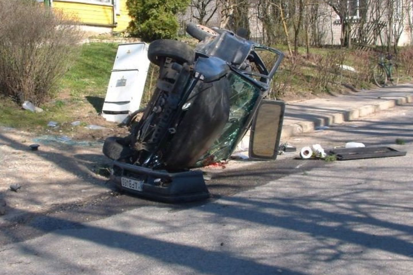 Nuo stipraus smūgio iš automobilio iškrito visi trys juo važiavusieji.