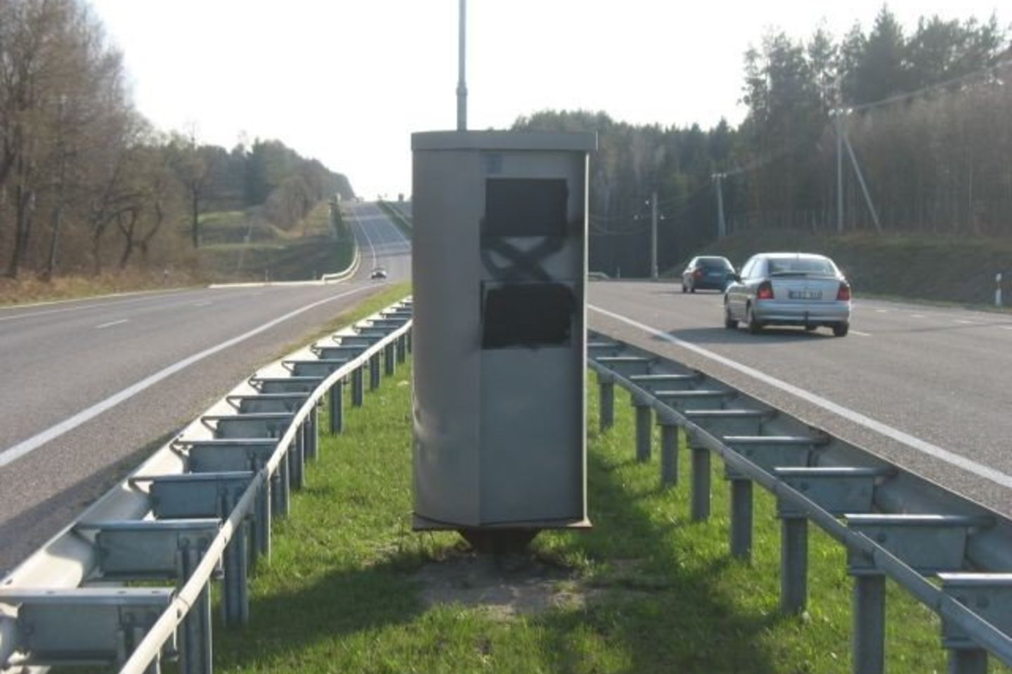 Greičio matuoklis iš abiejų pusių užteptas juodais dažais.