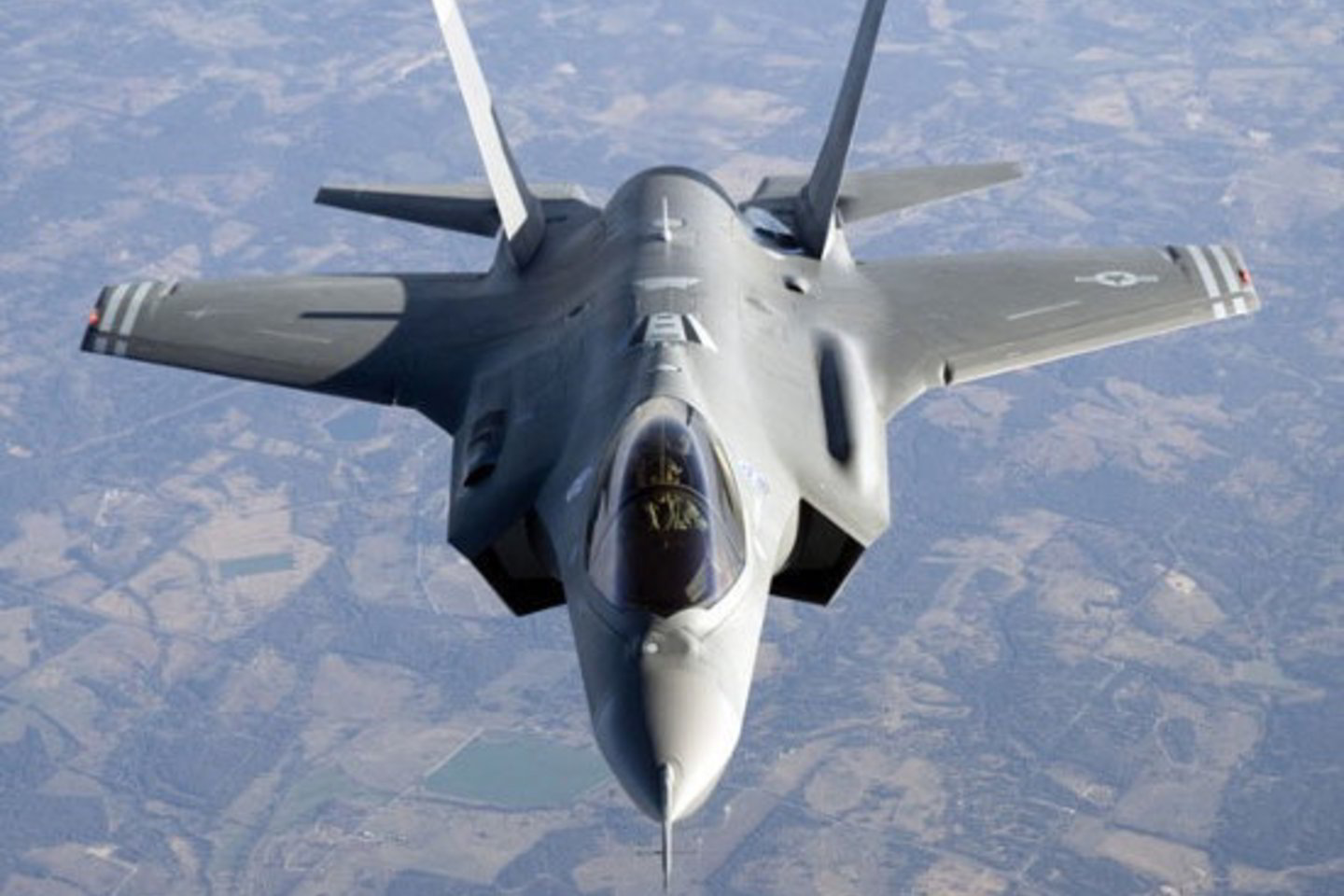 Anot JAV pareigūnų, šnipams pavyko gauti naikintuvo „F-35" duomenis, potencialiems priešininkams galinčius padėti apsisaugoti nuo šio orlaivio, kurio kūrimui skiriama apie 300 mlrd. JAV dolerių.
