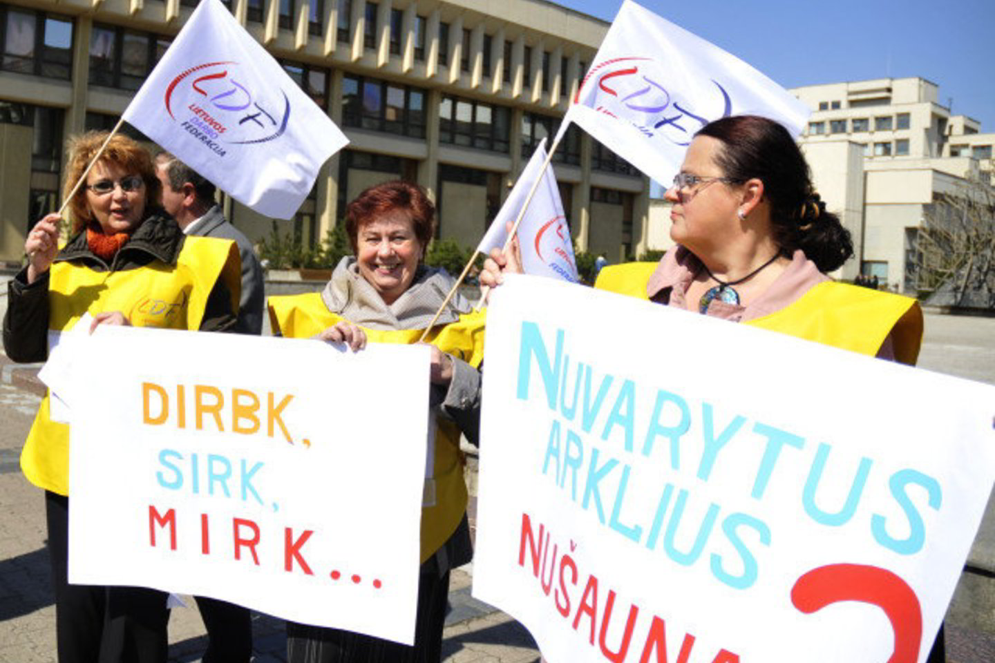 Ketvirtadienį, prieš svarstant šį klausimą, prie Seimo vėl protestavo trijų profesinių sąjungų nariai.