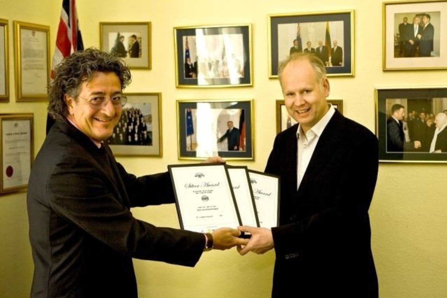 Gautus apdovanojimus R.Viršilui įteikė Australijos garbės konsulas Lietuvoje Salvatore Antonio Meschino.