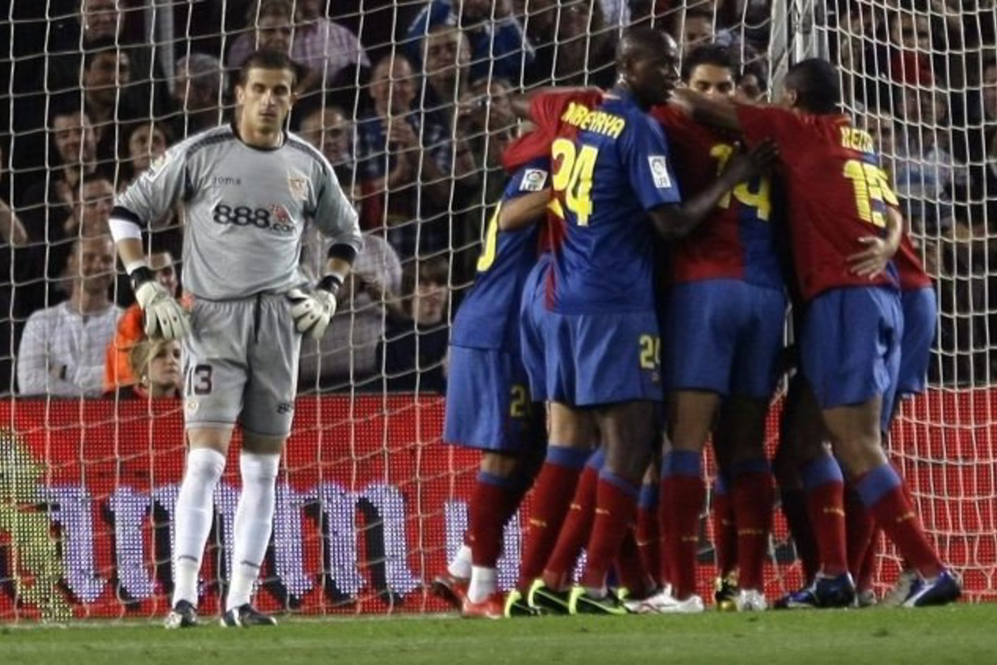 "Barcelona" futbolininkai negailėjo "Sevilla" vartininko J.Varaso (kairėje).