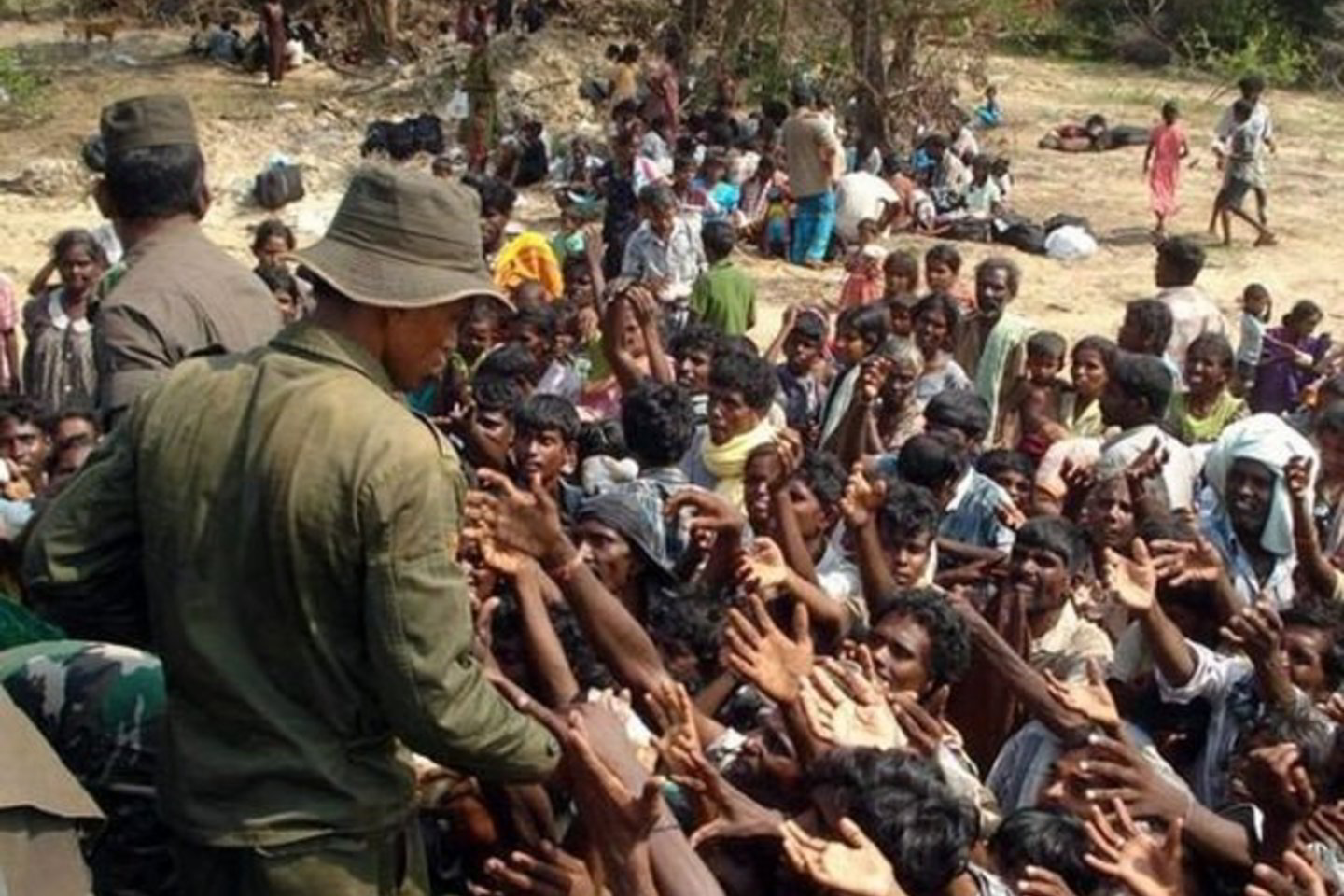 Dešimtys tūkstančių žmonių priversti sprukti nuo mūšių, verdančių tarp karių ir tamilų sukilėlių.