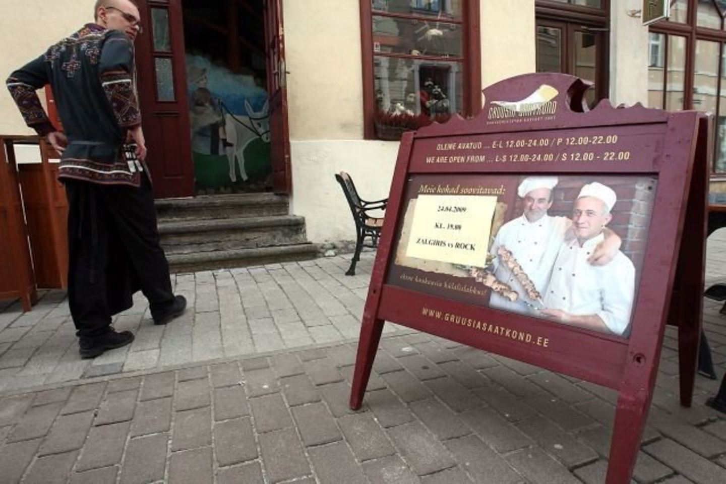 Žemdirbystei visą dėmesį skyrę estai itin originaliai reklamuoja krepšinio kovas.