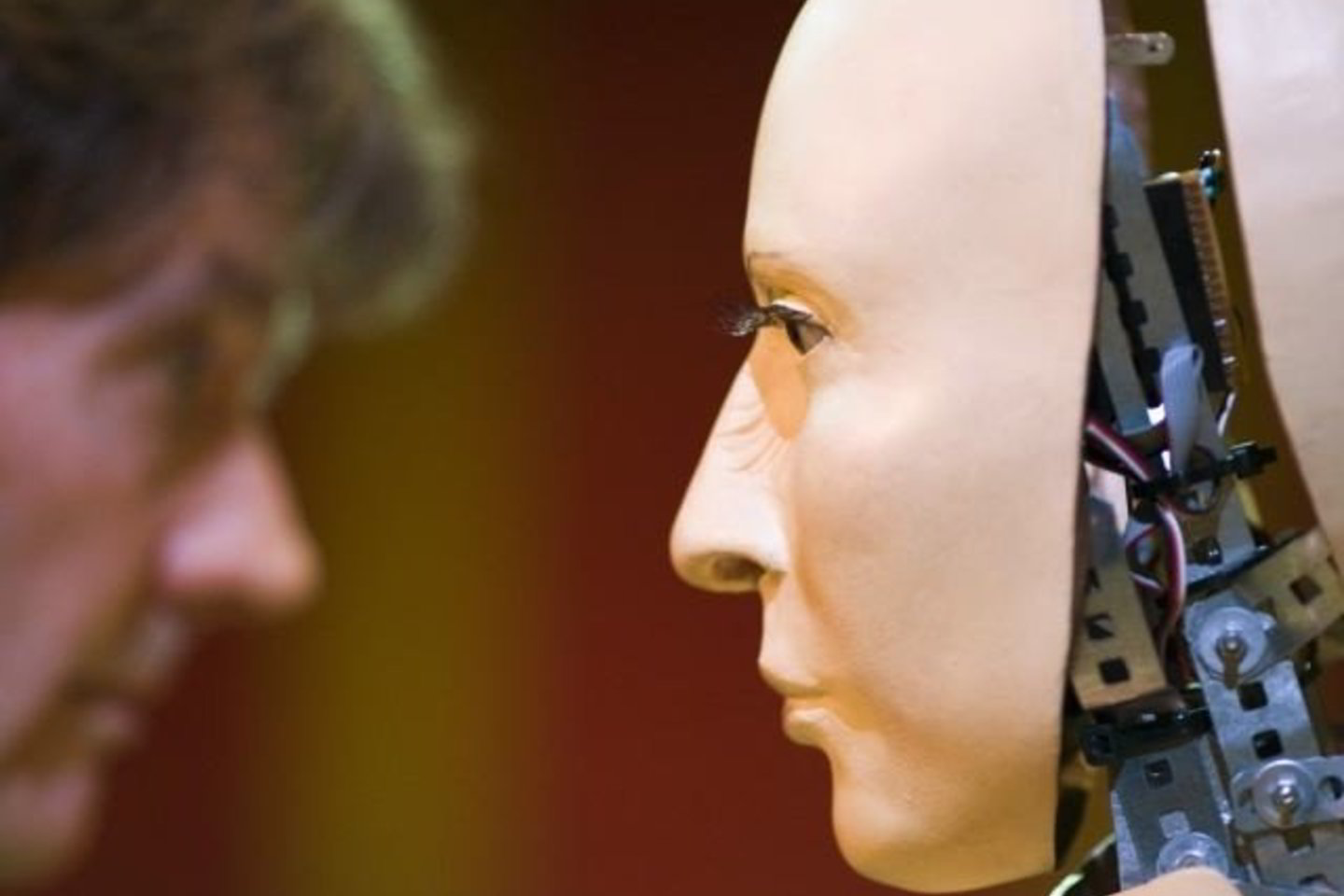 Žmonės robotams patiki vis daugiau darbų.