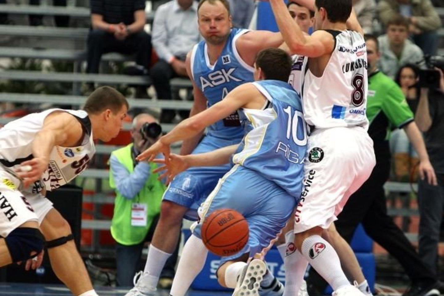 Rygos ASK krepšininkai (mėlyna apranga) dažnai strigo vilniečių gynyboje.