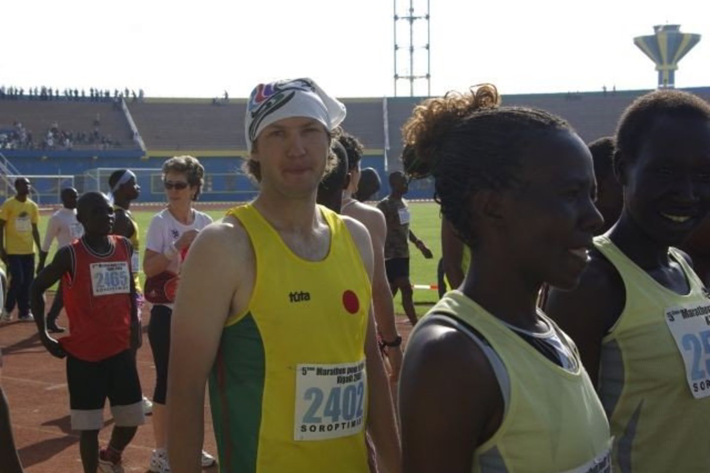 Nuaidėjus starto šūviui elitiniai Kenijos, Ugandos, Tanzanijos ir Ruandos bėgikai nudūmė kaip zebrai per medžioklės sezoną. Tiek aš juos ir temačiau.