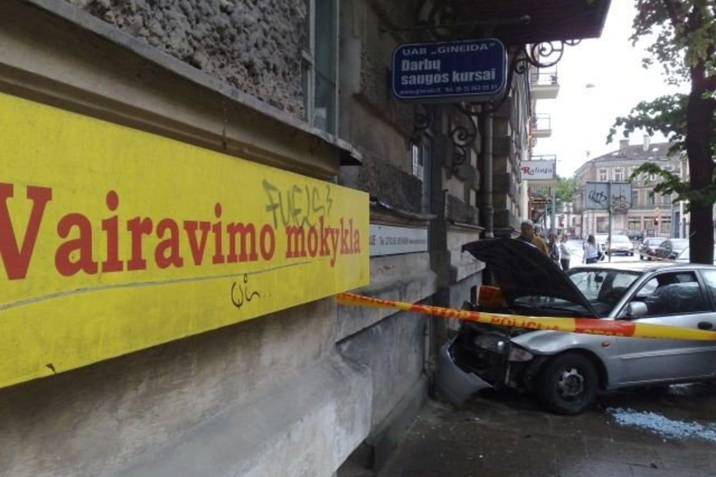 Automobilis įsirežė į pastato, kuriame veikia vairavimo mokykla, duris.