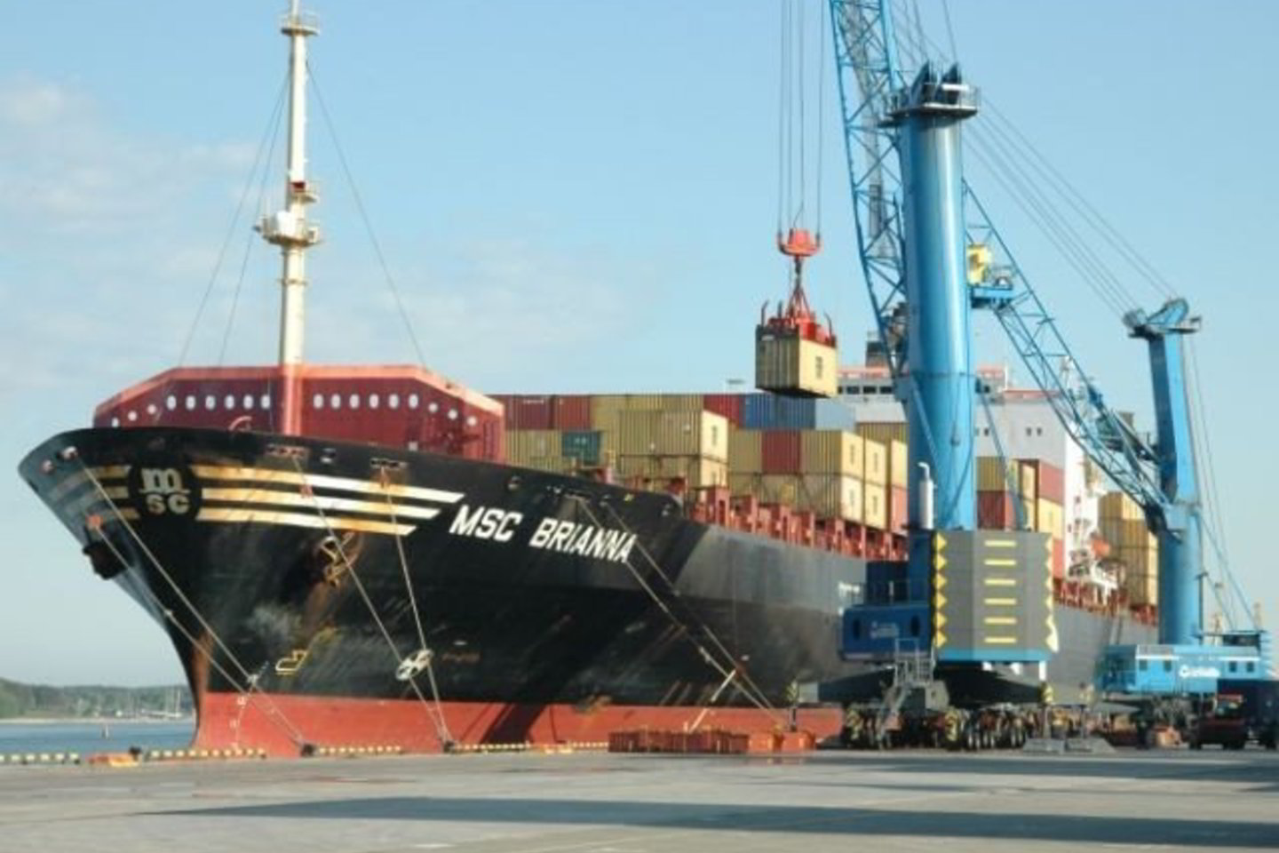 Milžiniškas laivas „MSC Brianna“ praėjusį savaitgalį sėkmingai prišvartuotas uosto krovos bendrovės „Klaipėdos Smeltė“ terminale.