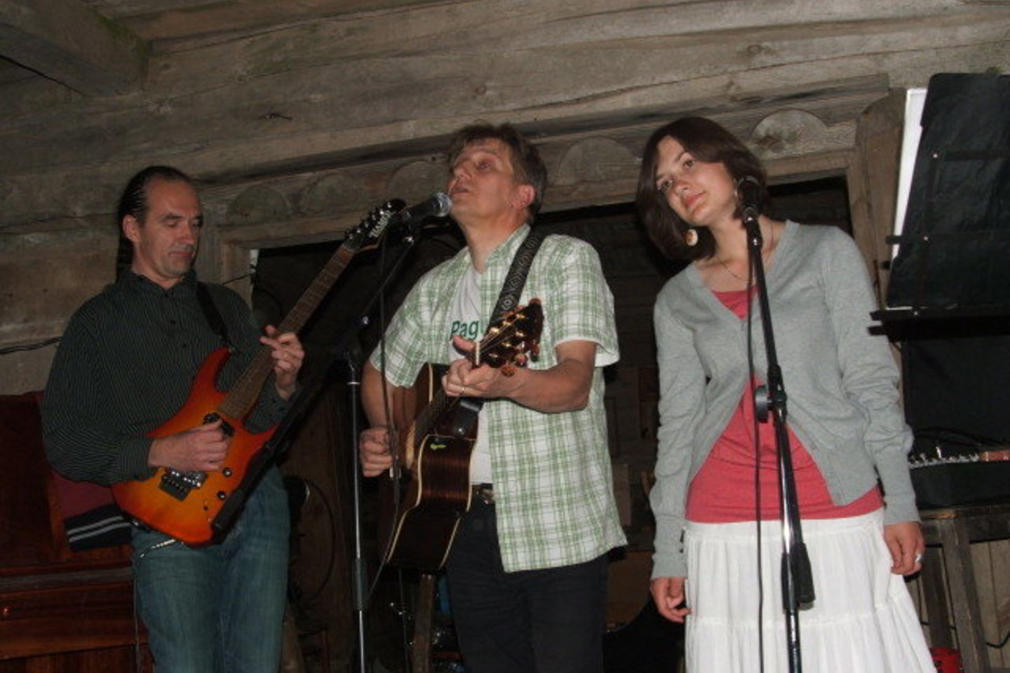 Pagulbio šeimininkui K.Jakučiui (viduryje) solo gitaros improvizacijomis pritarė A.Mirinavičius ir vokalistė S.Gabulaitė