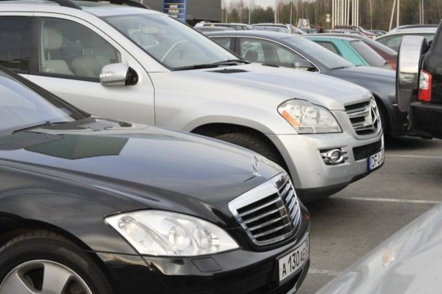 Nauji automobiliai lietuviams vis sunkiau įperkami.