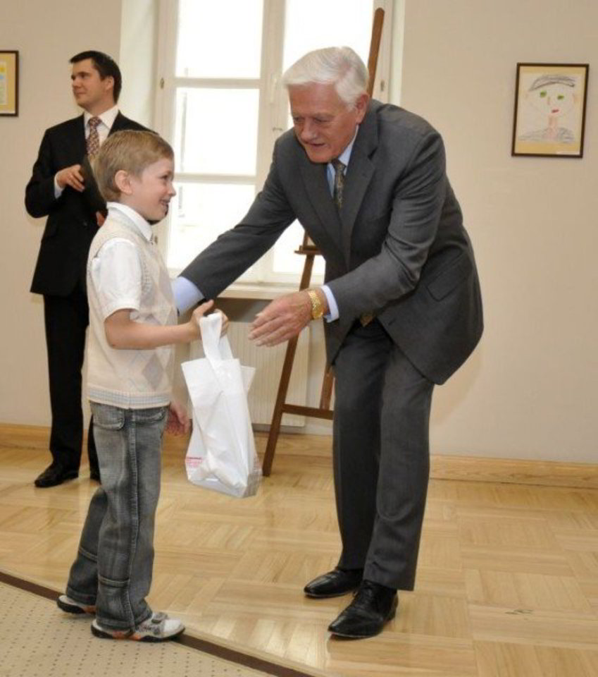 V.Adamkus apdovanojo geriausių darbų autorius.