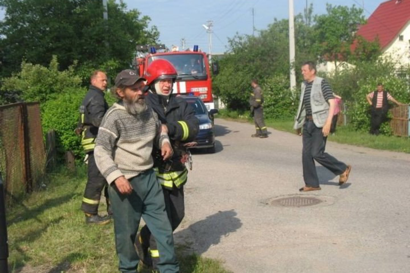 Ant vandens bokšto užsikorusį jonaviškį ugniagesiai-gelbėtojai perdavė į medikų rankas.