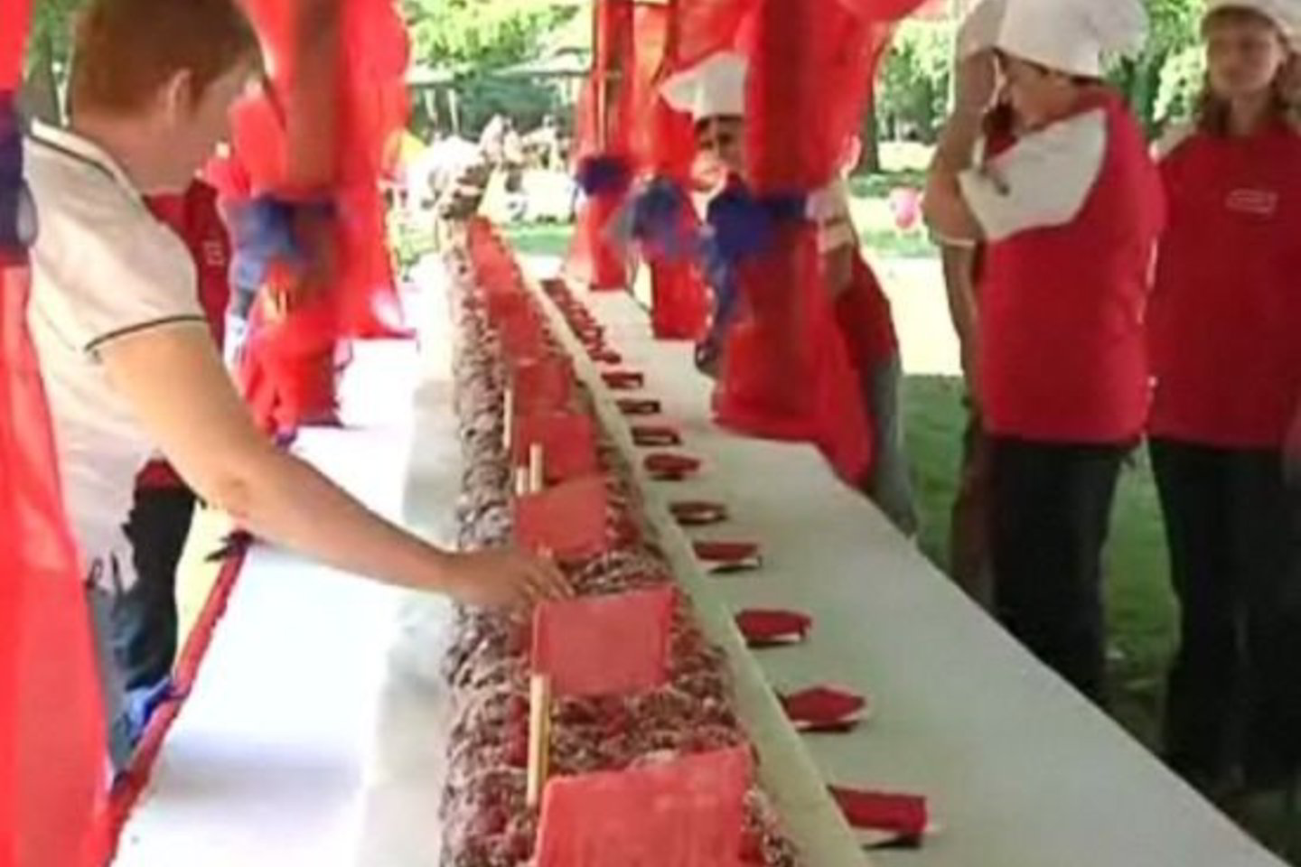 Pyragą kepė 10 žmonių.