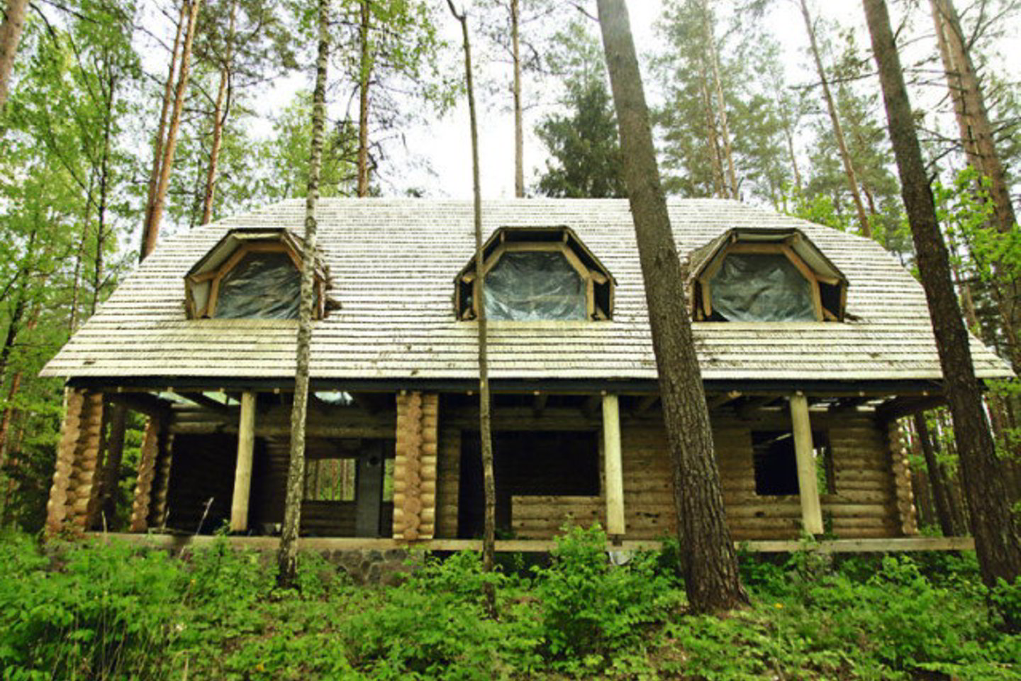 Štai tokie trys dvarai ant marių kranto kyla Bajotiškių miške.