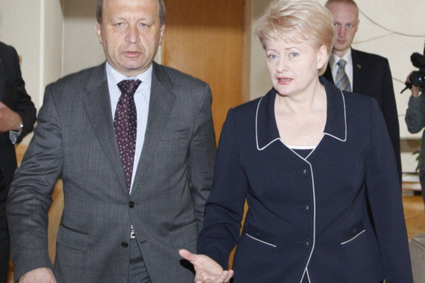 Paklaustas apie VSD pareigūnus premjeras žvilgsnį nukreipė į išrinktąją prezidentę Dalią Grybauskaitę.