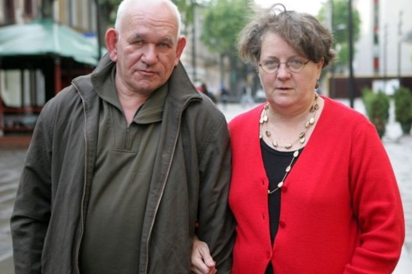 „Mes nemanome, kad tai pagoniškas ženklas. Daugybė žmonių tai supranta kaip svastiką!“ - sakė L.Dean ir D.Stewartas iš Vakarų Jorkšyre esančio Masdeno.