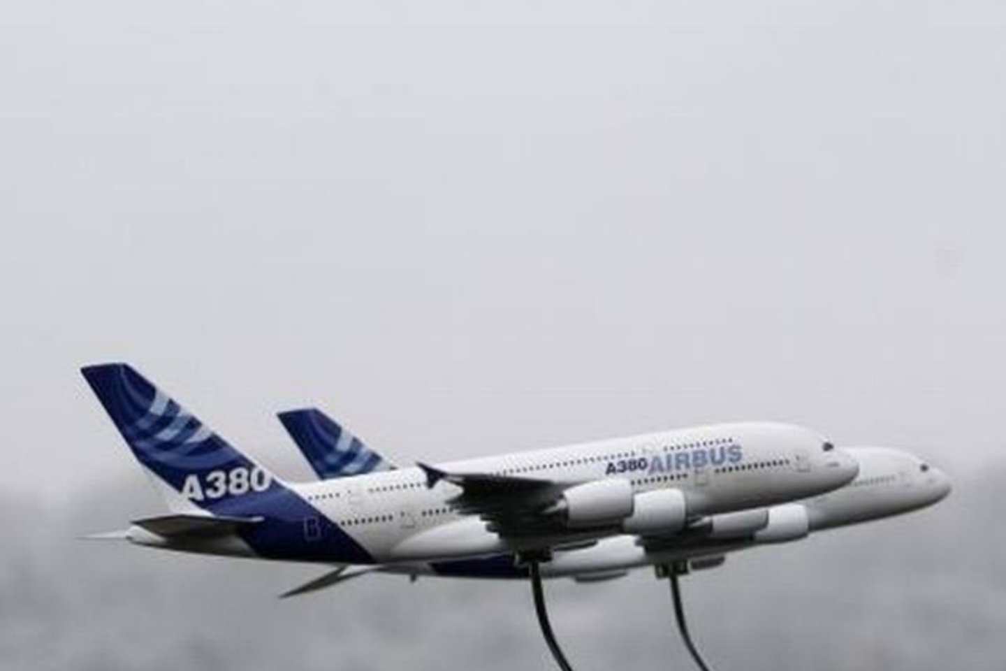 Nuo birželio 2 dienos A-380 pradeda reguliarius reisus maršrutu Paryžius-Singapūras.