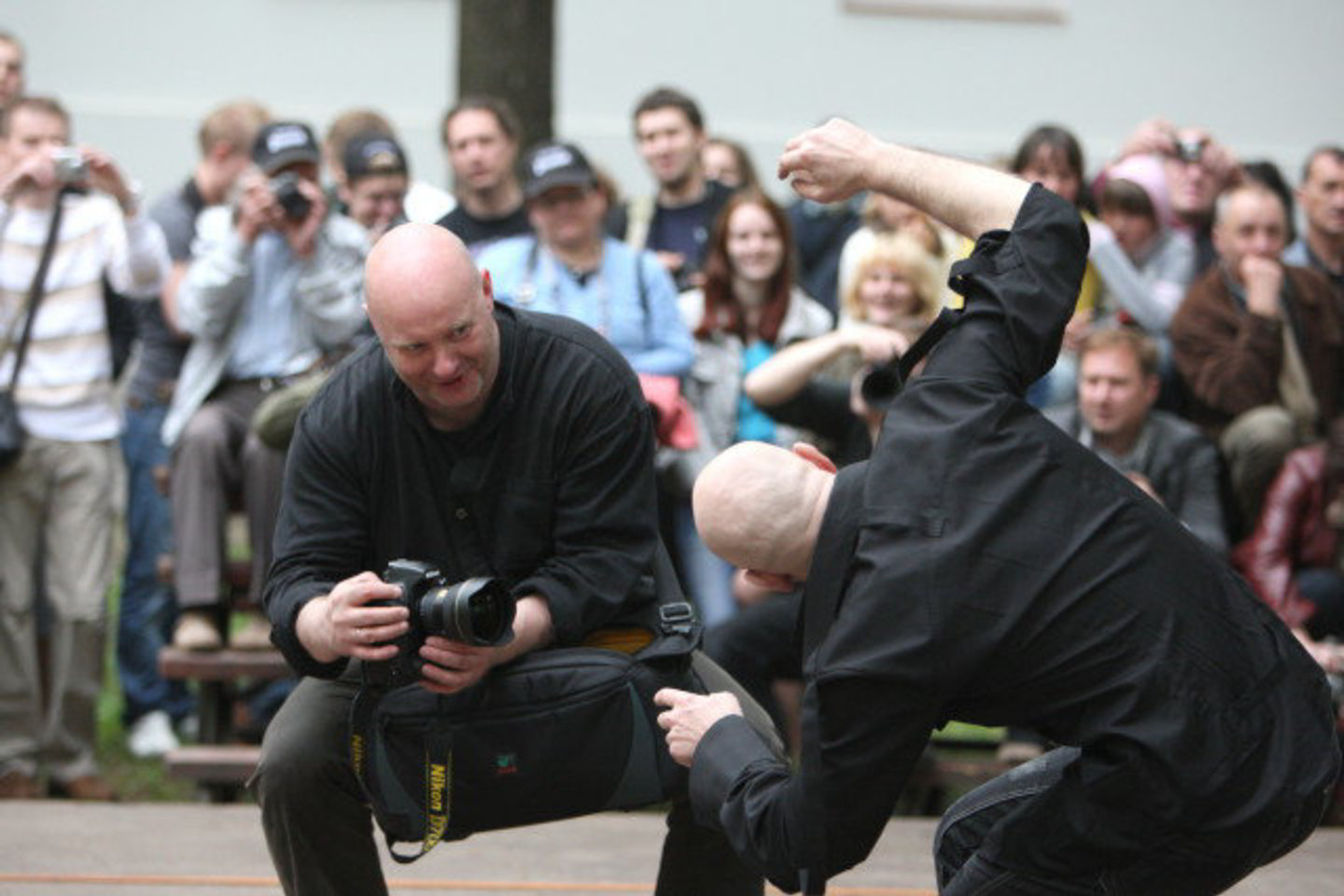 Fotografas A.Aleksandravičius fotografuoja mimą.