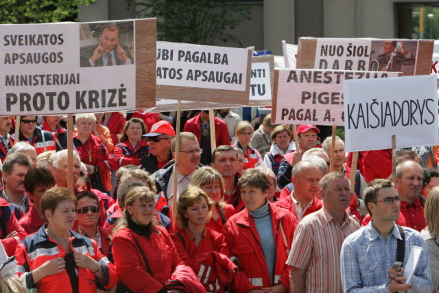 Medikai į protesto akciją atėjo su plakatais.