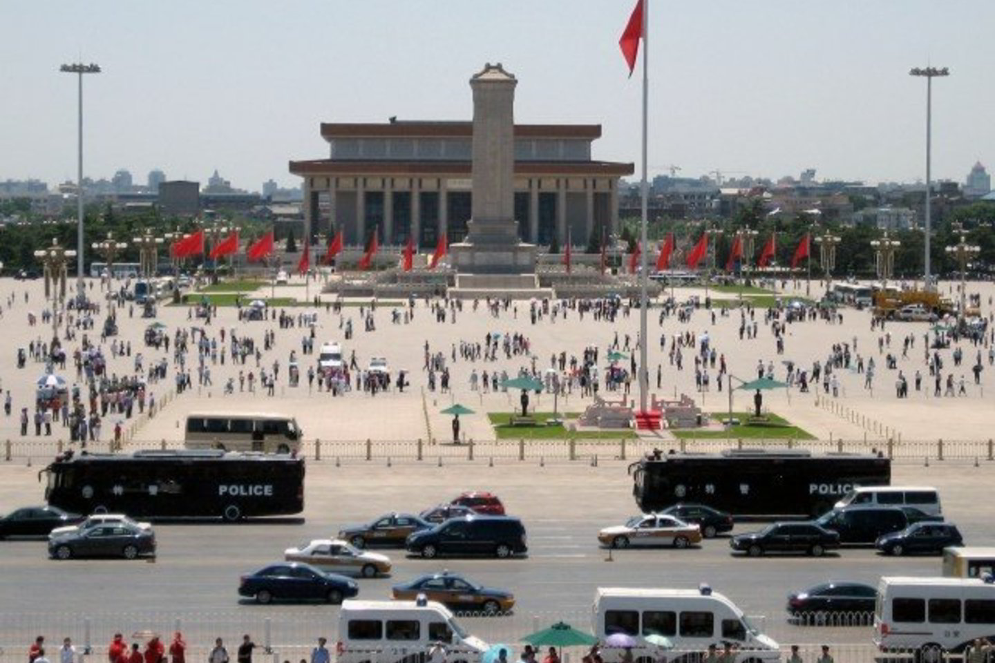 Studentai ėmė burtis Tiananmenio aikštėje, kuri laikoma simbolišku Kinijos politinės valdžios centru.