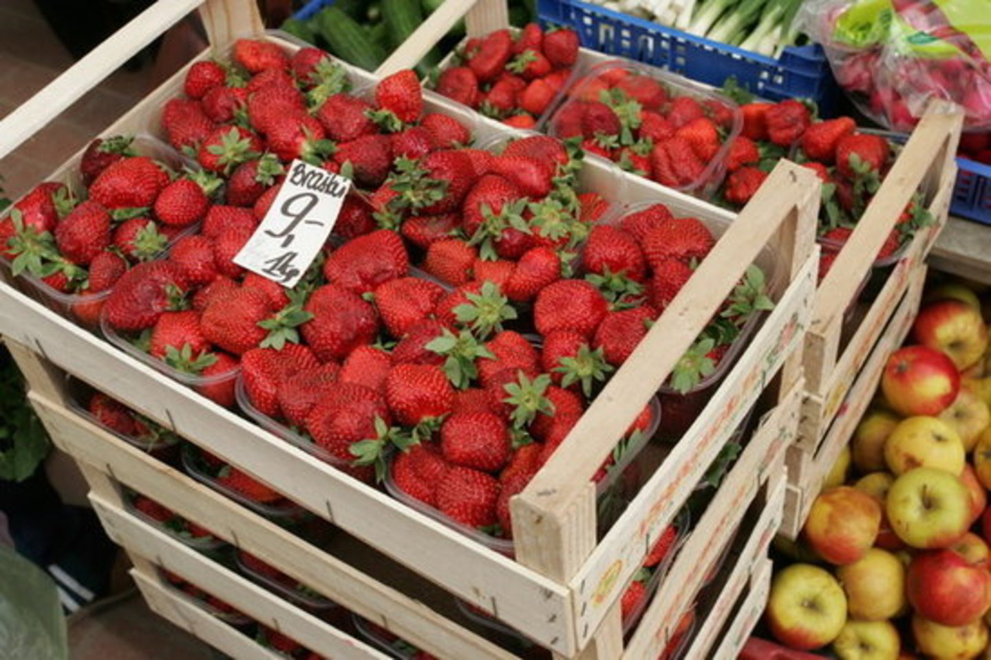 Dėl padidėjusių mokesčių ūkininkams labai skiriasi lenkiškų ir lietuviškų braškių kainos.