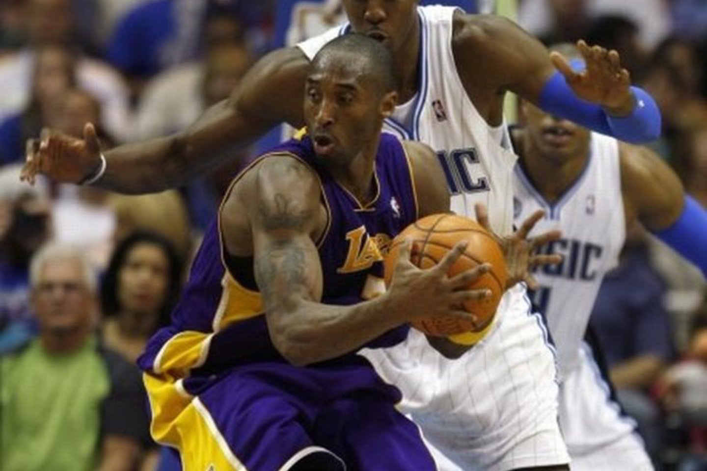 NBA superfinalo scenarijus priklausys nuo „Lakers“ lyderio K.Bryanto (priekyje) ir „Magic“ aukštaūgio D.Howardo žaidimo.