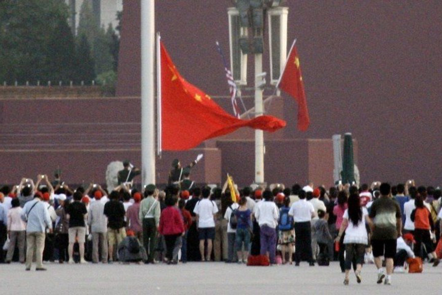 Ketvirtadienį saugumas Tiananmeno aikštėje buvo itin sustiprintas: policijos pareigūnai tikrino į šią didžiulę aikštę einančių kinų turistų krepšius ir net kišenes.