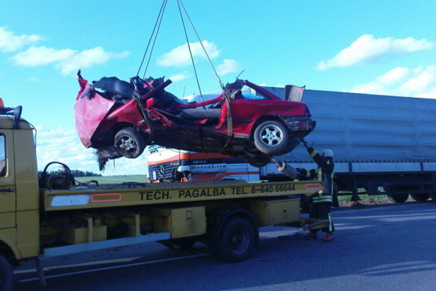 Automobilis "Opel" buvo visiškai sumaitotas.