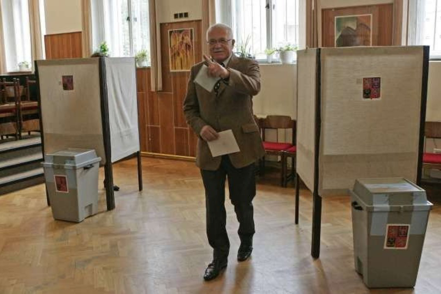 V.Klausas vis dėl atvyko balsuoti.