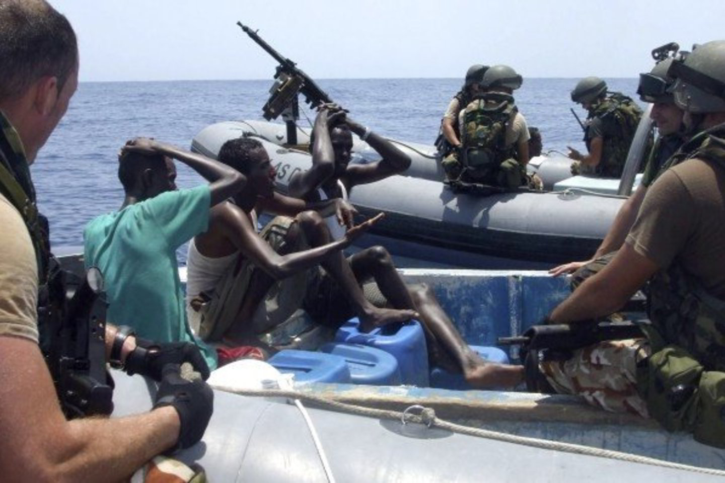Somalio piratai tebelaiko mažiausiai 14 laivų, užgrobtų Adeno įlankoje ir Indijos vandenyne.