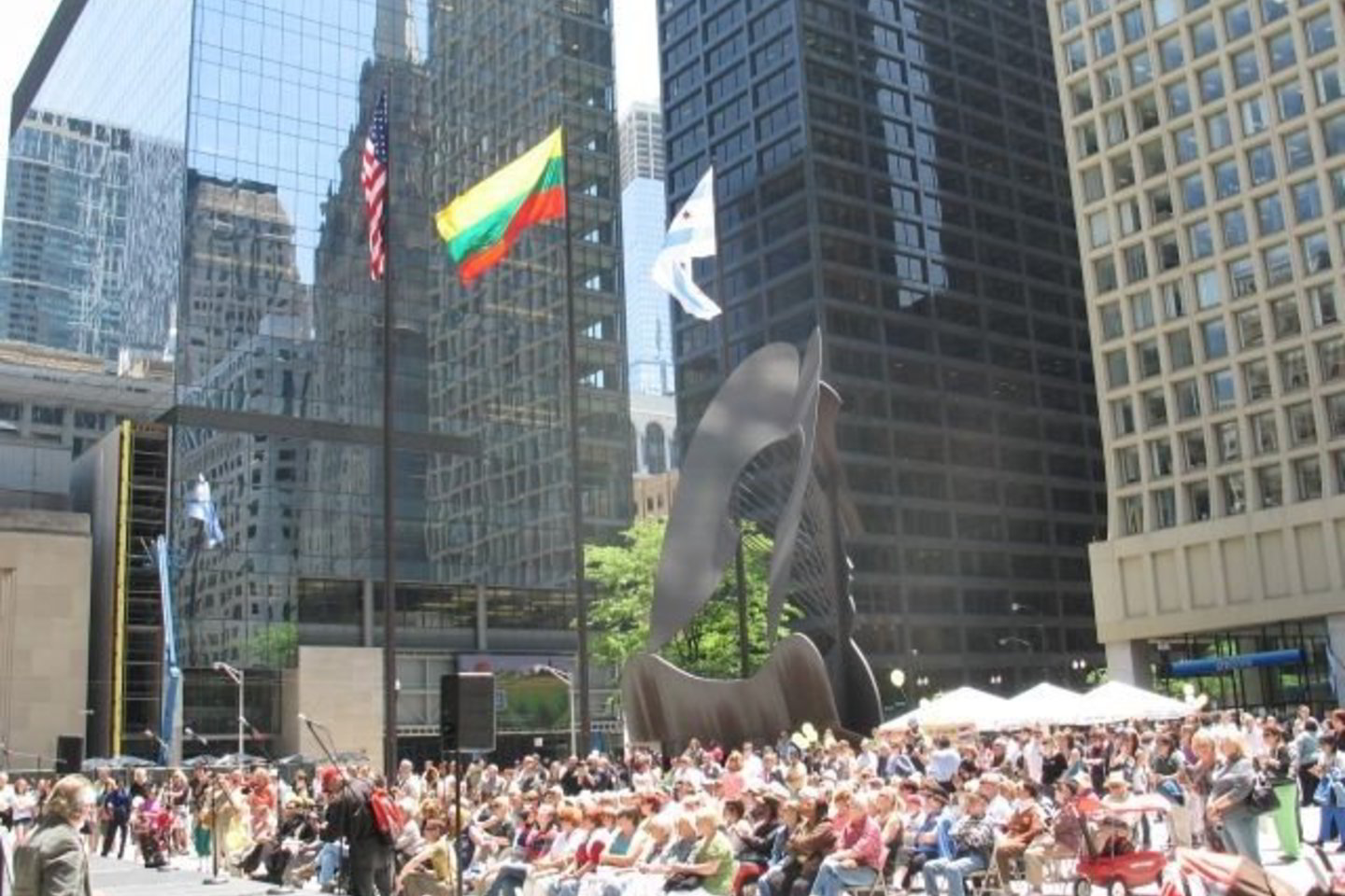 Aplink Daley Plaza – aikštę, kurioje vyko „Lietuvos dienos“ renginys, - išsidėstę administraciniai miesto pastatai ir privačių kompanijų biurai.