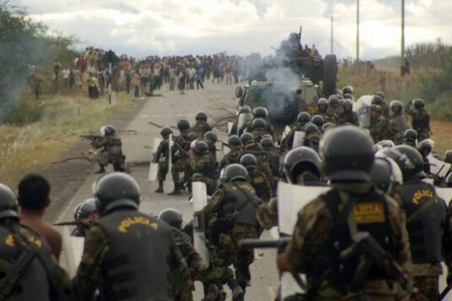 Susirėmimai kilo, kai policija penktadienio rytą mėgino nutraukti kelio blokadą, kurią maždaug 5 tūkstančiai indėnų suorganizavo Amazonės provincijoje.